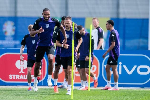 UEFA EURO 2024: Abschlusstraining Deutschland; 18.06.2024 Warm Up Jonathan Tah (Deutschland, 4) UEFA EURO 2024: Abschlusstraining Deutschland vor dem Spiel gegen Ungarn; Herzobase, Herzogenaurach am 18.06.2024 Copyright: xBEAUTIFULxSPORTS Wunderlx