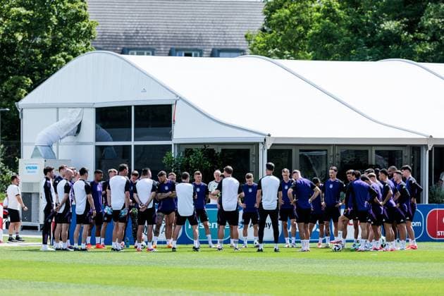 UEFA EURO 2024: Abschlusstraining Deutschland; 18.06.2024 Teamkreis zu Trainingsbeginn, Ansprache Julian Nagelsmann (Trainer, Bundestrainer Deutschland) UEFA EURO 2024: Abschlusstraining Deutschland vor dem Spiel gegen Ungarn; Herzobase, Herzogenaurach am 18.06.2024 Copyright: xBEAUTIFULxSPORTS Wunderlx
