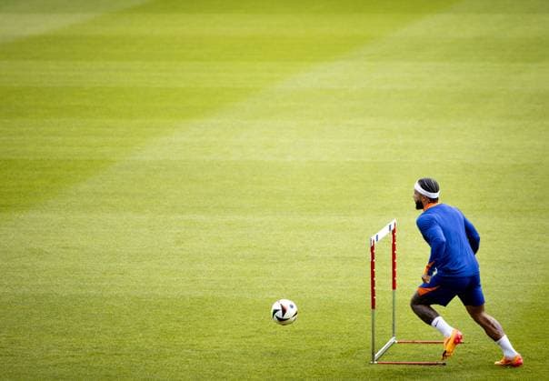WOLFSBURG - Memphis Depay during a training session of the Dutch national team, Nationalteam at the AOK Stadium on June 18, 2024 in Wolfsburg, Germany. The Dutch national team is preparing for the group match at the European Football Championship in Germany against France. ANP KOEN VAN WEEL UEFA EURO, EM, Europameisterschaft,Fussball 2024 Germany 2024 xVIxANPxSportx xxANPxIVx 501400809 originalFilename: 501400809.jpg