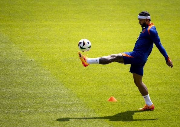 WOLFSBURG - Memphis Depay during a training session of the Dutch national team, Nationalteam at the AOK Stadium on June 18, 2024 in Wolfsburg, Germany. The Dutch national team is preparing for the group match at the European Football Championship in Germany against France. ANP KOEN VAN WEEL UEFA EURO, EM, Europameisterschaft,Fussball 2024 Germany 2024 xVIxANPxSportx xxANPxIVx 501400995 originalFilename: 501400995.jpg
