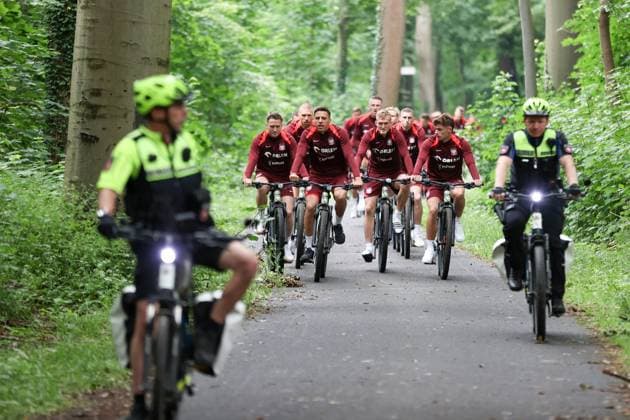 HANOWER 18.06.2024 PILKARZE REPREZENTACJI POLSKI JADA ROWERAMI NA TRENING W TRAKCIE NA EURO 2024 --- FOOTBALLERS FROM POLISH FOOTBALL national team, Nationalteam CYCLING ON EURO 2024 IN HANOVER POLICJA PIOTR ZIELINSKI JAN BEDNAREK KAROL SWIDERSKI NICOLA ZALEWSKI PILKARZE POLSKI FOT. PIOTR KUCZA FOTOPYK NEWSPIX.PL --- Newspix.pl  240618PYK0036