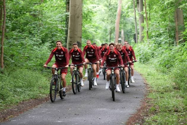 Sport Themen der Woche KW25 Sport Bilder des Tages HANOWER 18.06.2024 PILKARZE REPREZENTACJI POLSKI JADA ROWERAMI NA TRENING W TRAKCIE NA EURO 2024 --- FOOTBALLERS FROM POLISH FOOTBALL national team, Nationalteam CYCLING ON EURO 2024 IN HANOVER JAN BEDNAREK PIOTR ZIELINSKI BARTOSZ SALAMON NICOLA ZALEWSKI KAROL SWIDERSKI PILKARZE POLSKI FOT. PIOTR KUCZA FOTOPYK NEWSPIX.PL --- Newspix.pl  240618PYK0038