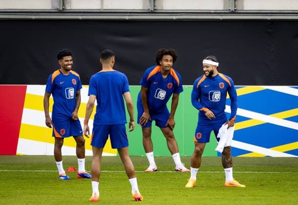 WOLFSBURG - Ian Maatsen, Cody Gakpo, Joshua Zirkzee and Memphis Depay during a training session of the Dutch national team, Nationalteam at the AOK Stadium on June 18, 2024 in Wolfsburg, Germany. The Dutch national team is preparing for the group match at the European Football Championship in Germany against France. ANP KOEN VAN WEEL UEFA EURO, EM, Europameisterschaft,Fussball 2024 Germany 2024 xVIxANPxSportx xxANPxIVx 501401672 originalFilename: 501401672.jpg