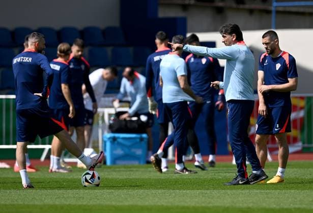Croatia Training Session And press conference, PK, Pressekonferenz Group B - UEFA EURO, EM, Europameisterschaft,Fussball 2024 NEURUPPIN, GERMANY - JUNE 18: Croatia Head Coach Zlatko Dalic speaks with Mateo Kovacic of Croatia during Croatian National Football Team training session at UEFA 2024 Croatia Base Camp on June 18, 2024 in Neuruppin, Germany. MarkoxLukunic PIXSELL