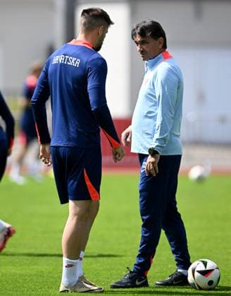 Croatia Training Session And press conference, PK, Pressekonferenz Group B - UEFA EURO, EM, Europameisterschaft,Fussball 2024 NEURUPPIN, GERMANY - JUNE 18: Croatia Head Coach Zlatko Dalic speaks with Bruno Petkovic of Croatia during Croatian National Football Team training session at UEFA 2024 Croatia Base Camp on June 18, 2024 in Neuruppin, Germany. MarkoxLukunic PIXSELL