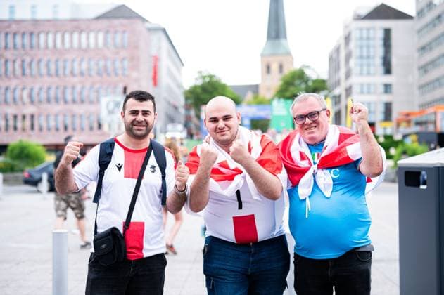 18.06.2024 - Fußball, Europameisterschaft 2024 in Deutschland, Fans in Dortmund Türkei - Georgien: Georgische Fans mittags vor dem Spiel in der Innenstadt.