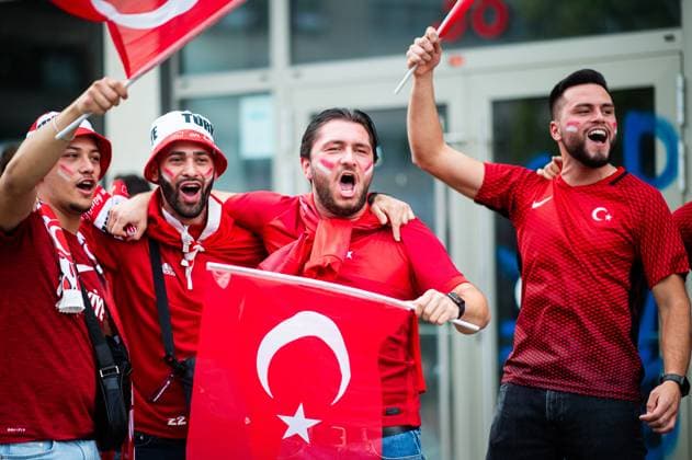 18.06.2024 - Fußball, Europameisterschaft 2024 in Deutschland, Fans in Dortmund Türkei - Georgien: Türkische Fans mittags vor dem Spiel in der Innenstadt.