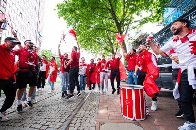 18.06.2024 - Fußball, Europameisterschaft 2024 in Deutschland, Fans in Dortmund Türkei - Georgien: Türkische Fans mittags vor dem Spiel in der Innenstadt.