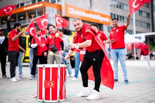18.06.2024 - Fußball, Europameisterschaft 2024 in Deutschland, Fans in Dortmund Türkei - Georgien: Türkische Fans mittags vor dem Spiel in der Innenstadt.