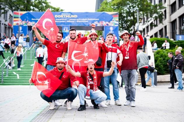 18.06.2024 - Fußball, Europameisterschaft 2024 in Deutschland, Fans in Dortmund Türkei - Georgien: Türkische Fans mittags vor dem Spiel in der Innenstadt.