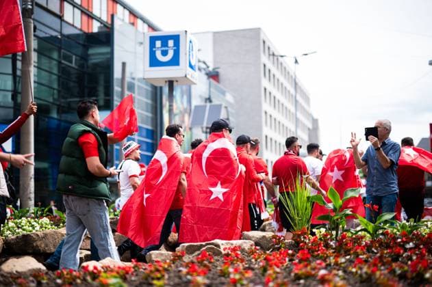 18.06.2024 - Fußball, Europameisterschaft 2024 in Deutschland, Fans in Dortmund Türkei - Georgien: Türkische Fans mittags vor dem Spiel in der Innenstadt.