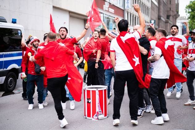 18.06.2024 - Fußball, Europameisterschaft 2024 in Deutschland, Fans in Dortmund Türkei - Georgien: Türkische Fans mittags vor dem Spiel in der Innenstadt.