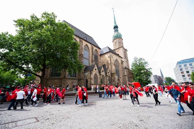 18.06.2024 - Fußball, Europameisterschaft 2024 in Deutschland, Fans in Dortmund Türkei - Georgien: Türkische Fans mittags vor dem Spiel in der Innenstadt vor der St. Reinhold Kirche.