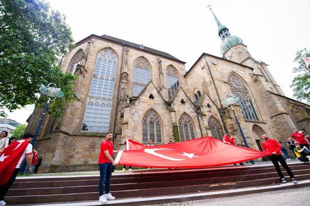 18.06.2024 - Fußball, Europameisterschaft 2024 in Deutschland, Fans in Dortmund Türkei - Georgien: Türkische Fans mittags vor dem Spiel in der Innenstadt vor der St. Reinhold Kirche.
