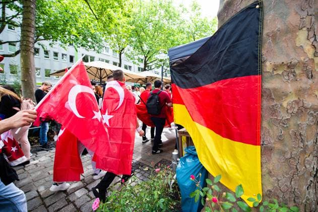 18.06.2024 - Fußball, Europameisterschaft 2024 in Deutschland, Fans in Dortmund Türkei - Georgien: Türkische Fans mittags vor dem Spiel in der Innenstadt.