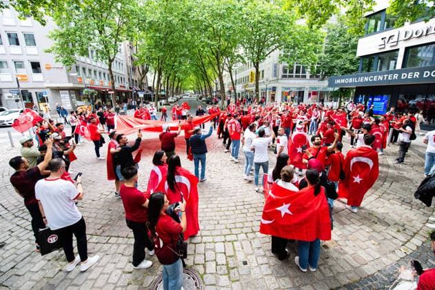 18.06.2024 - Fußball, Europameisterschaft 2024 in Deutschland, Fans in Dortmund Türkei - Georgien: Türkische Fans mittags vor dem Spiel in der Innenstadt.