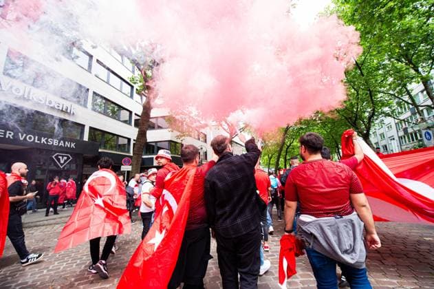 18.06.2024 - Fußball, Europameisterschaft 2024 in Deutschland, Fans in Dortmund Türkei - Georgien: Türkische Fans mit Pyrotechnik mittags vor dem Spiel in der Innenstadt.