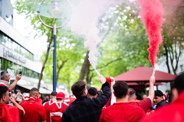 18.06.2024 - Fußball, Europameisterschaft 2024 in Deutschland, Fans in Dortmund Türkei - Georgien: Türkische Fans mit Pyrotechnik mittags vor dem Spiel in der Innenstadt.