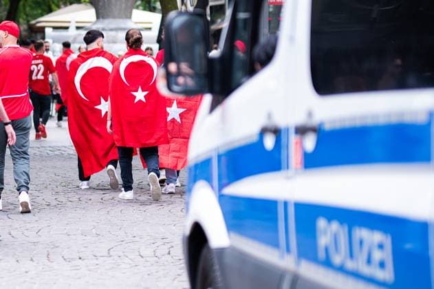 18.06.2024 - Fußball, Europameisterschaft 2024 in Deutschland, Fans in Dortmund Türkei - Georgien: Türkische Fans mit einem Polizeiauto mittags vor dem Spiel in der Innenstadt.