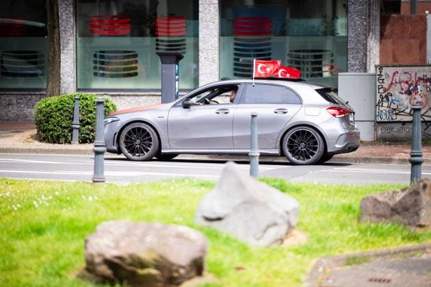 18.06.2024 - Fußball, Europameisterschaft 2024 in Deutschland, Fans in Dortmund Türkei - Georgien: Türkische Fans mittags vor dem Spiel in der Innenstadt in einem Auto. Dortmund Nordrhein-Westfalen Deutschland Innenstadt