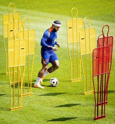 WOLFSBURG - Memphis Depay during a training session of the Dutch national team, Nationalteam at the AOK Stadium on June 18, 2024 in Wolfsburg, Germany. The Dutch national team is preparing for the group match at the European Football Championship in Germany against France. ANP KOEN VAN WEEL UEFA EURO, EM, Europameisterschaft,Fussball 2024 Germany 2024 xVIxANPxSportx xxANPxIVx 501403340 originalFilename: 501403340.jpg