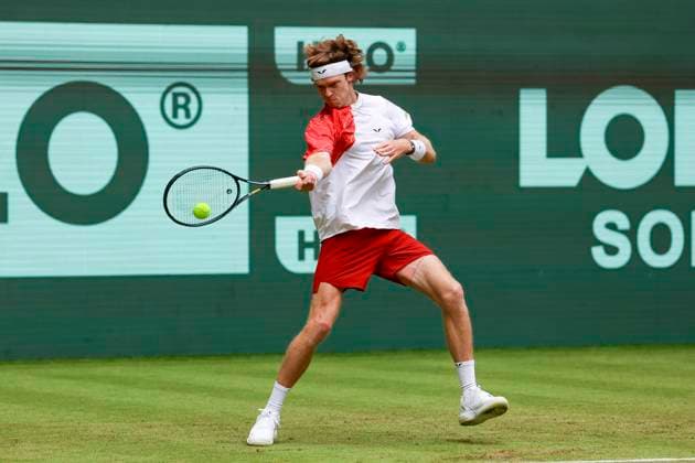 Andrey Rublev (Russia) kontrolliert den Ball, TERRA WORTMANN Open 2024, Marcos Giron vs Andrey Rublev, Gerry-Weber-Stadion, 18.06.2024, Halle, Deutschland.