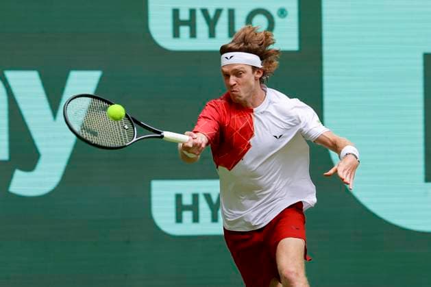 Andrey Rublev (Russia) kontrolliert den Ball, TERRA WORTMANN Open 2024, Marcos Giron vs Andrey Rublev, Gerry-Weber-Stadion, 18.06.2024, Halle, Deutschland.
