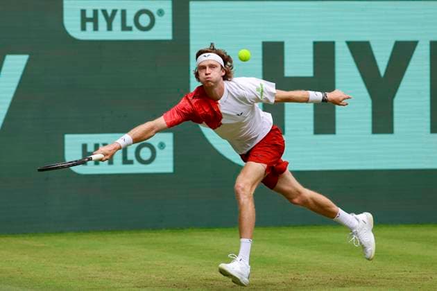 Andrey Rublev (Russia) kontrolliert den Ball, TERRA WORTMANN Open 2024, Marcos Giron vs Andrey Rublev, Gerry-Weber-Stadion, 18.06.2024, Halle, Deutschland.