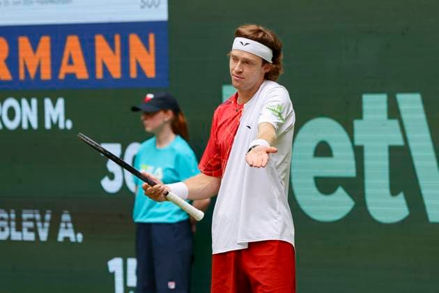 Andrey Rublev (Russia) schaut enttaeuscht, TERRA WORTMANN Open 2024, Marcos Giron vs Andrey Rublev, Gerry-Weber-Stadion, 18.06.2024, Halle, Deutschland.