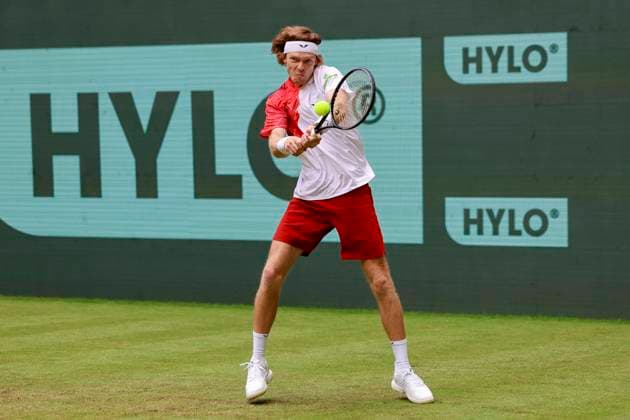 Andrey Rublev (Russia) kontrolliert den Ball, TERRA WORTMANN Open 2024, Marcos Giron vs Andrey Rublev, Gerry-Weber-Stadion, 18.06.2024, Halle, Deutschland.