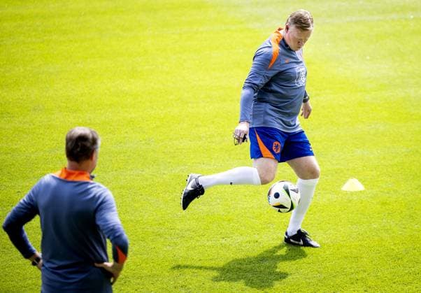 WOLFSBURG - Assistant Erwin Koeman and national coach Ronald Koeman during a training session of the Dutch national team, Nationalteam at the AOK Stadium on June 18, 2024 in Wolfsburg, Germany. The Dutch national team is preparing for the group match at the European Football Championship in Germany against France. ANP KOEN VAN WEEL UEFA EURO, EM, Europameisterschaft,Fussball 2024 Germany 2024 xVIxANPxSportx xxANPxIVx 501403390 originalFilename: 501403390.jpg