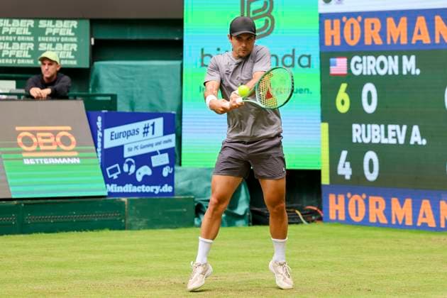 Marcos Giron (USA) kontrolliert den Ball, TERRA WORTMANN Open 2024, Marcos Giron vs Andrey Rublev, Gerry-Weber-Stadion, 18.06.2024, Halle, Deutschland.