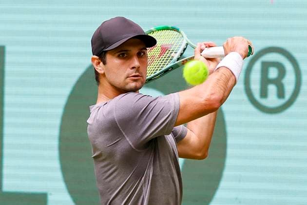 Marcos Giron (USA) kontrolliert den Ball, TERRA WORTMANN Open 2024, Marcos Giron vs Andrey Rublev, Gerry-Weber-Stadion, 18.06.2024, Halle, Deutschland.