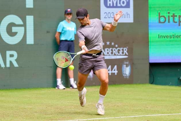 Marcos Giron (USA) kontrolliert den Ball, TERRA WORTMANN Open 2024, Marcos Giron vs Andrey Rublev, Gerry-Weber-Stadion, 18.06.2024, Halle, Deutschland.