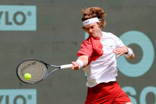 Andrey Rublev (Russia) kontrolliert den Ball, TERRA WORTMANN Open 2024, Marcos Giron vs Andrey Rublev, Gerry-Weber-Stadion, 18.06.2024, Halle, Deutschland.