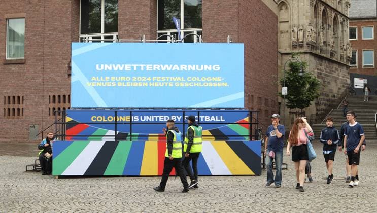 Auf einer digitalen Informationstafel teilt die Stadt Köln mit, dass wegen einer Unwetterwarnung das Fanfest zur Euro 2024 am Dienstag geschlossen bleibt. Köln Nordrhein-Westfalen