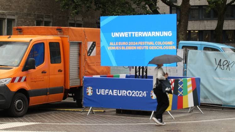 Auf einer digitalen Informationstafel teilt die Stadt Köln mit, dass wegen einer Unwetterwarnung das Fanfest zur Euro 2024 am Dienstag geschlossen bleibt. Köln Nordrhein-Westfalen