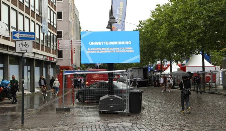 Auf einer digitalen Informationstafel teilt die Stadt Köln mit, dass wegen einer Unwetterwarnung das Fanfest zur Euro 2024 am Dienstag geschlossen bleibt. Köln Nordrhein-Westfalen