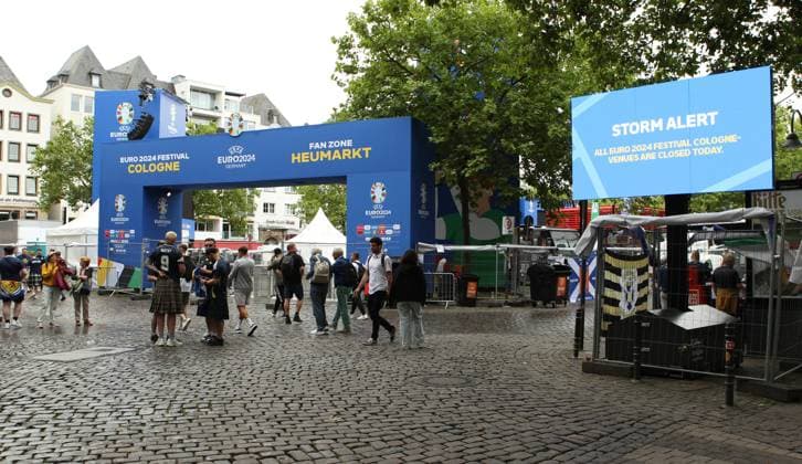 Auf einer digitalen Informationstafel am Heumarkt teilt die Stadt Köln mit, dass wegen einer Unwetterwarnung das Fanfest zur Euro 2024 am Dienstag geschlossen bleibt. Köln Nordrhein-Westfalen