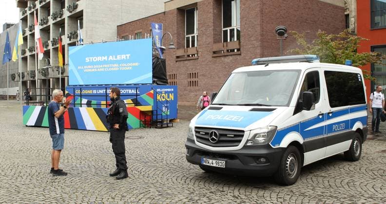 Auf einer digitalen Informationstafel teilt die Stadt Köln mit, dass wegen einer Unwetterwarnung das Fanfest zur Euro 2024 am Dienstag geschlossen bleibt. Köln Nordrhein-Westfalen