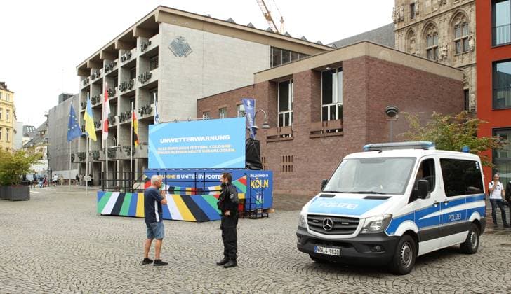 Auf einer digitalen Informationstafel teilt die Stadt Köln mit, dass wegen einer Unwetterwarnung das Fanfest zur Euro 2024 am Dienstag geschlossen bleibt. Köln Nordrhein-Westfalen