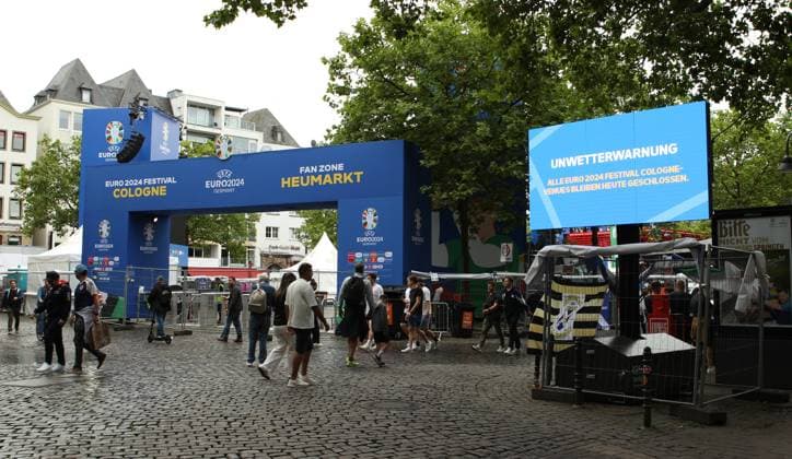 Auf einer digitalen Informationstafel am Heumarkt teilt die Stadt Köln mit, dass wegen einer Unwetterwarnung das Fanfest zur Euro 2024 am Dienstag geschlossen bleibt. Köln Nordrhein-Westfalen