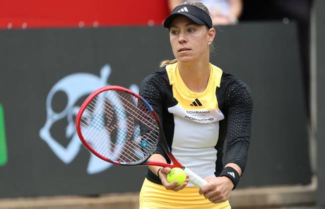 Berlin, 18.06.2024, Tennis: ecotrans Ladies Open Berlin im Steffi-Graf-Stadion. Damen, Einzel, Noskova (Tschechien) - Kerber (Deutschland). Angelique Kerber (Deutschland) schlaegt einen Ball auf. ecotrans Ladies Open Berlin 2024