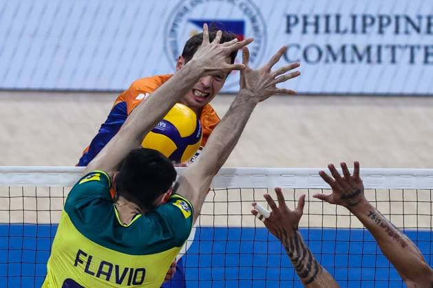 (240618) -- PASAY CITY, June 18, 2024 -- Maarten Van Garderen of the Netherlands (back) spikes the ball during the match between Brazil and the Netherlands at the Men s Volleyball Nations League (VNL) 2024 in Pasay City, the Philippines, on June 18, 2024. ) (SP)THE PHILIPPINES-VOLLEYBALL-NATIONS LEAGUE-MEN-BRAZIL VS THE NETHERLANDS ROUELLExUMALI 