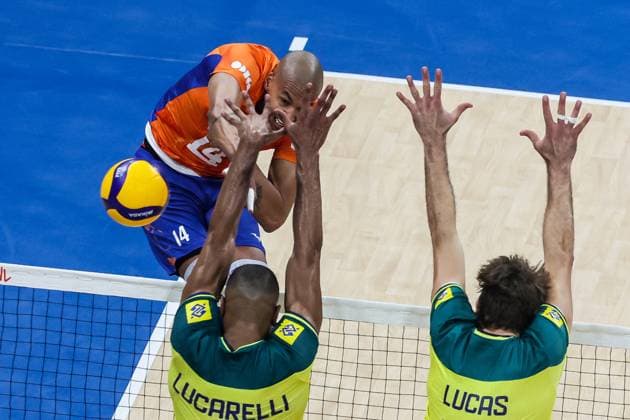 (240618) -- PASAY CITY, June 18, 2024 -- Nimir Abdel-Aziz (top) of the Netherlands spikes the ball during the match between Brazil and the Netherlands at the Men s Volleyball Nations League (VNL) 2024 in Pasay City, the Philippines, on June 18, 2024. ) (SP)THE PHILIPPINES-VOLLEYBALL-NATIONS LEAGUE-MEN-BRAZIL VS THE NETHERLANDS ROUELLExUMALI 