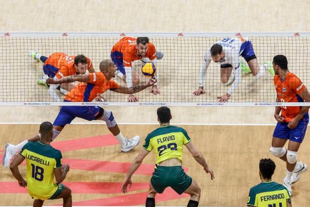 (240618) -- PASAY CITY, June 18, 2024 -- Nimir Abdel-Aziz (3rd L) of the Netherlands tries to return the ball during the match between Brazil and the Netherlands at the Men s Volleyball Nations League (VNL) 2024 in Pasay City, the Philippines, on June 18, 2024. ) (SP)THE PHILIPPINES-VOLLEYBALL-NATIONS LEAGUE-MEN-BRAZIL VS THE NETHERLANDS ROUELLExUMALI 