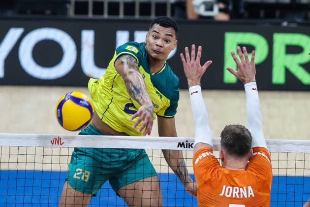 (240618) -- PASAY CITY, June 18, 2024 -- Darlan Ferreira Souza (L) of Brazil spikes the ball during the match between Brazil and the Netherlands at the Men s Volleyball Nations League (VNL) 2024 in Pasay City, the Philippines, on June 18, 2024. ) (SP)THE PHILIPPINES-VOLLEYBALL-NATIONS LEAGUE-MEN-BRAZIL VS THE NETHERLANDS ROUELLExUMALI 