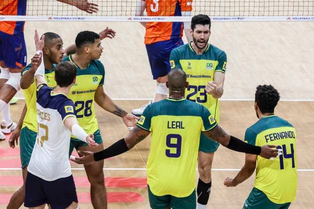 (240618) -- PASAY CITY, June 18, 2024 -- Players of Brazil celebrate after scoring during the match between Brazil and the Netherlands at the Men s Volleyball Nations League (VNL) 2024 in Pasay City, the Philippines, on June 18, 2024. ) (SP)THE PHILIPPINES-VOLLEYBALL-NATIONS LEAGUE-MEN-BRAZIL VS THE NETHERLANDS ROUELLExUMALI 