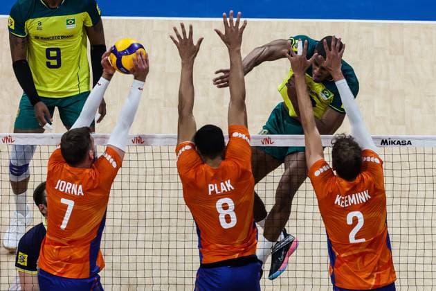 (240618) -- PASAY CITY, June 18, 2024 -- Ricardo Lucarelli Souza (top R) of Brazil spikes the ball during the match between Brazil and the Netherlands at the Men s Volleyball Nations League (VNL) 2024 in Pasay City, the Philippines, on June 18, 2024. ) (SP)THE PHILIPPINES-VOLLEYBALL-NATIONS LEAGUE-MEN-BRAZIL VS THE NETHERLANDS ROUELLExUMALI 