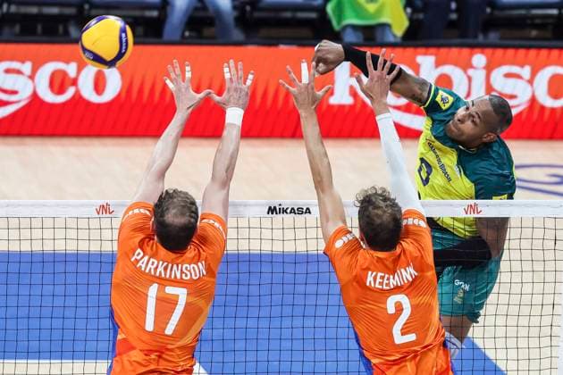 (240618) -- PASAY CITY, June 18, 2024 -- Yoandy Leal Hidalgo (R) of Brazil spikes the ball during the match between Brazil and the Netherlands at the Men s Volleyball Nations League (VNL) 2024 in Pasay City, the Philippines, on June 18, 2024. ) (SP)THE PHILIPPINES-VOLLEYBALL-NATIONS LEAGUE-MEN-BRAZIL VS THE NETHERLANDS ROUELLExUMALI 
